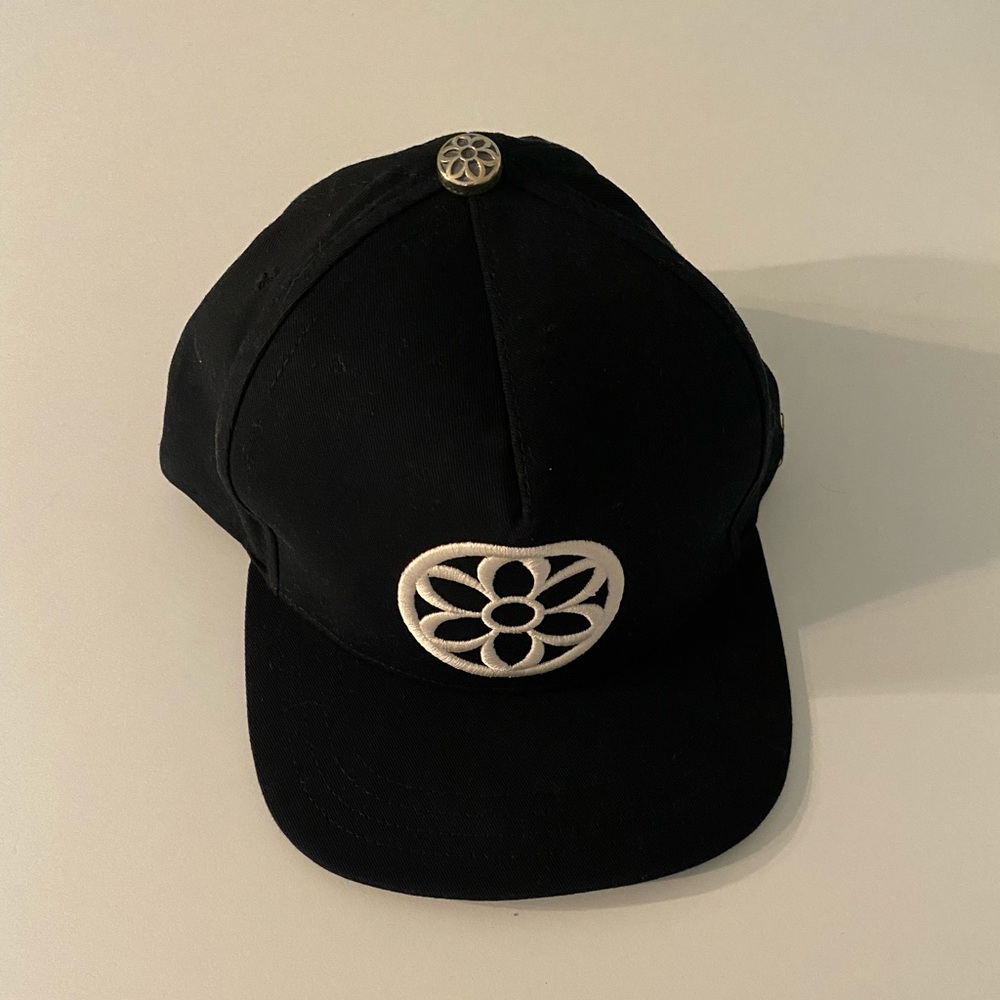 NWOT Good Art Hlywd Rosette Embroidery Silver Snap Bit SnapBack Hat Cap